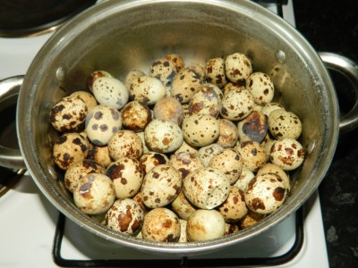 яйца перепелиные маринованые в свекле1.JPG