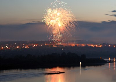 Салют над городом 21 06 2012 сайт.jpg